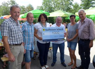 Scheckübergabe beim Pfarrfest