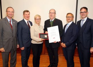 Silberne Wirtschaftsmedaille der WKOÖ überreicht