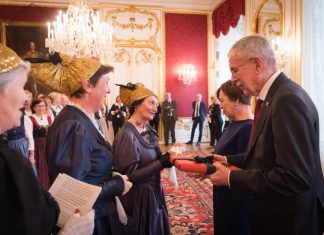 Eferdinger Goldhaubenfrauen in Wien