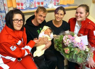 Sanitäterteam als Geburtshelfer