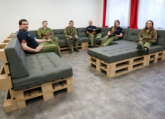 Feuerwehr Marchtrenk baut Sitzmöbel