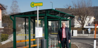 Neues Buswartehäuschen errichtet