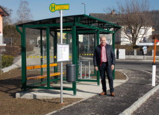 Neues Buswartehäuschen errichtet