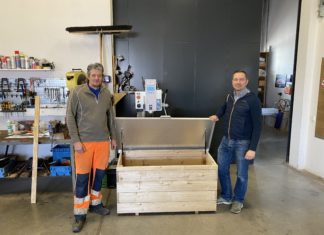 Sandspielzeugkiste aufgestellt