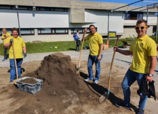 Sand und Erde gespendet